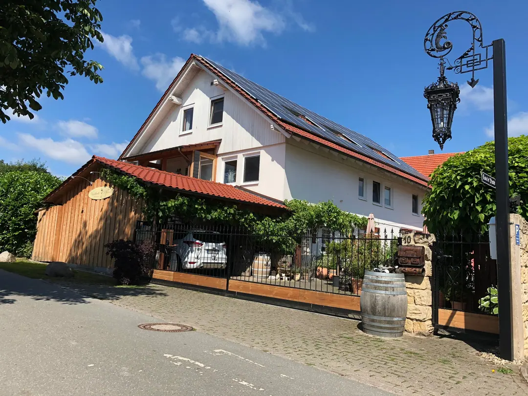 Die Vinothek Pfundt in Hofgeismar-Schöneberg mit der schmiedeeisernen Laterne am Eingang