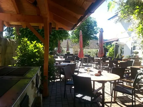 Hof am Abend mit Lichtern