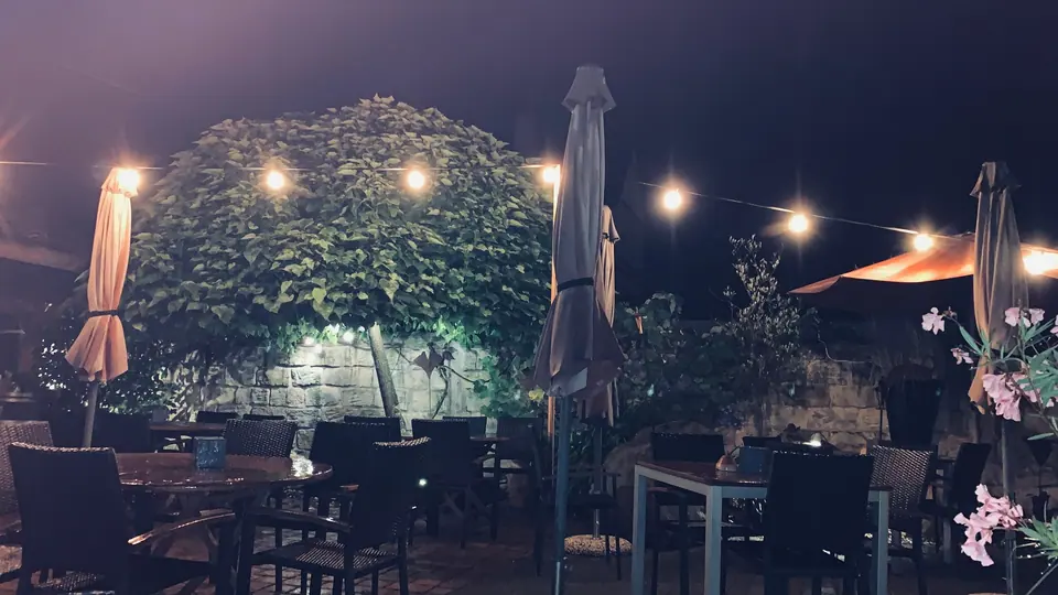 Hof bei Nacht mit Lichterketten