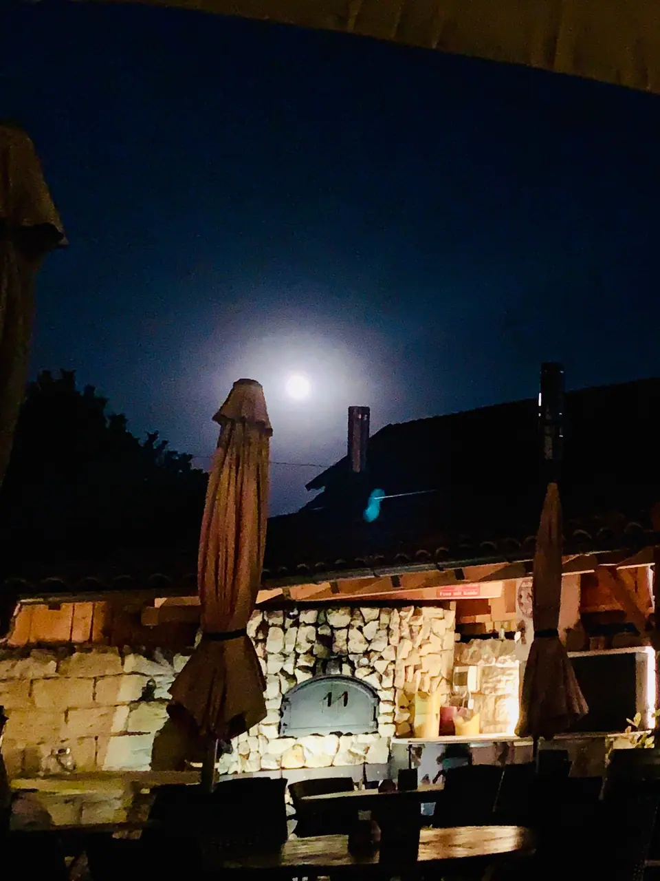 Vollmond über dem Hof