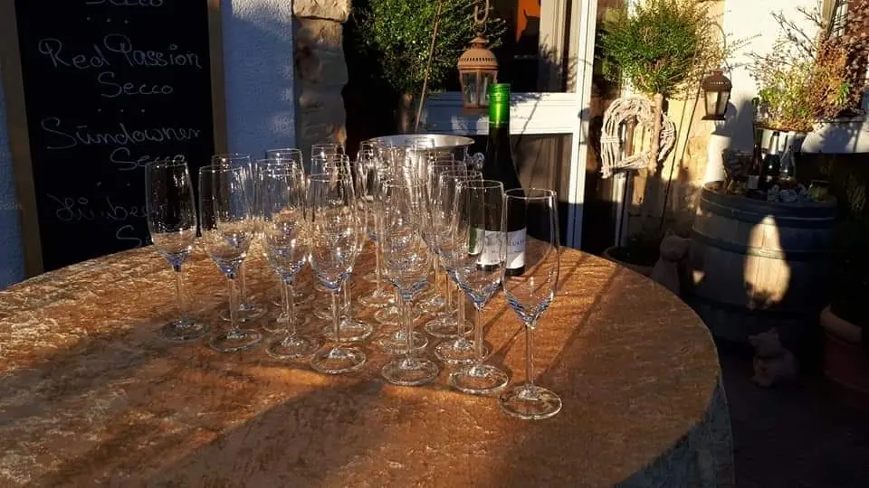 Gläser auf einem runden Tisch