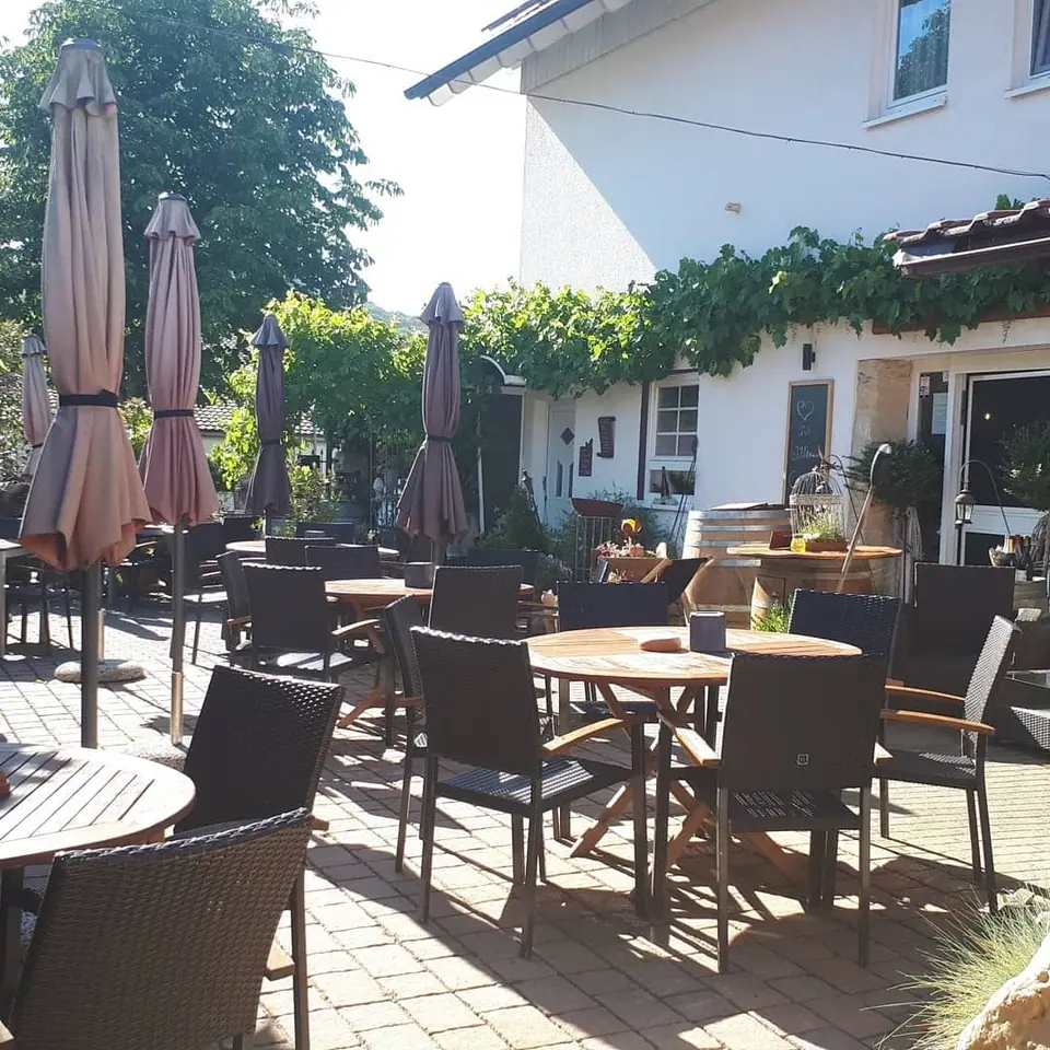 Hof mit Sonnenschirmen vor dem Haus