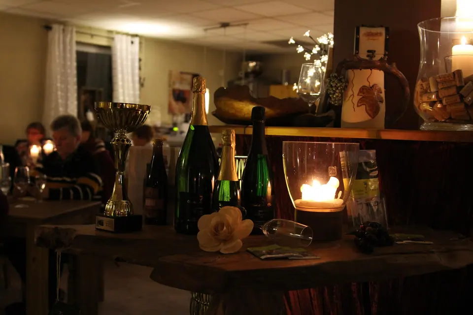 Hof der Vinothek mit Lichterketten