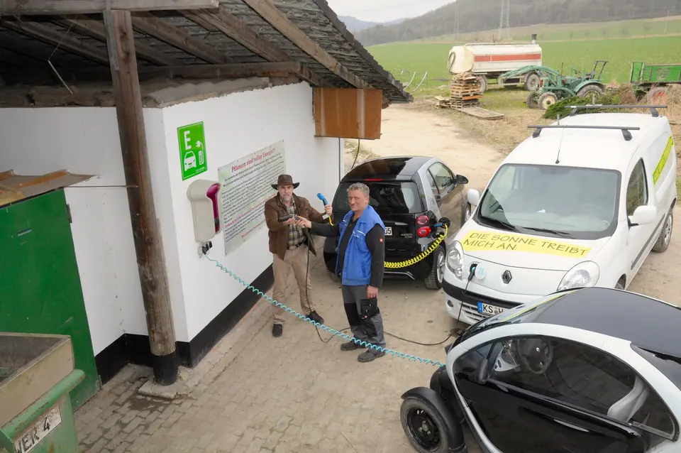 Ladestation für Elektroautos gegenüber der Vinothek mit zwei Elektrofahrzeugen