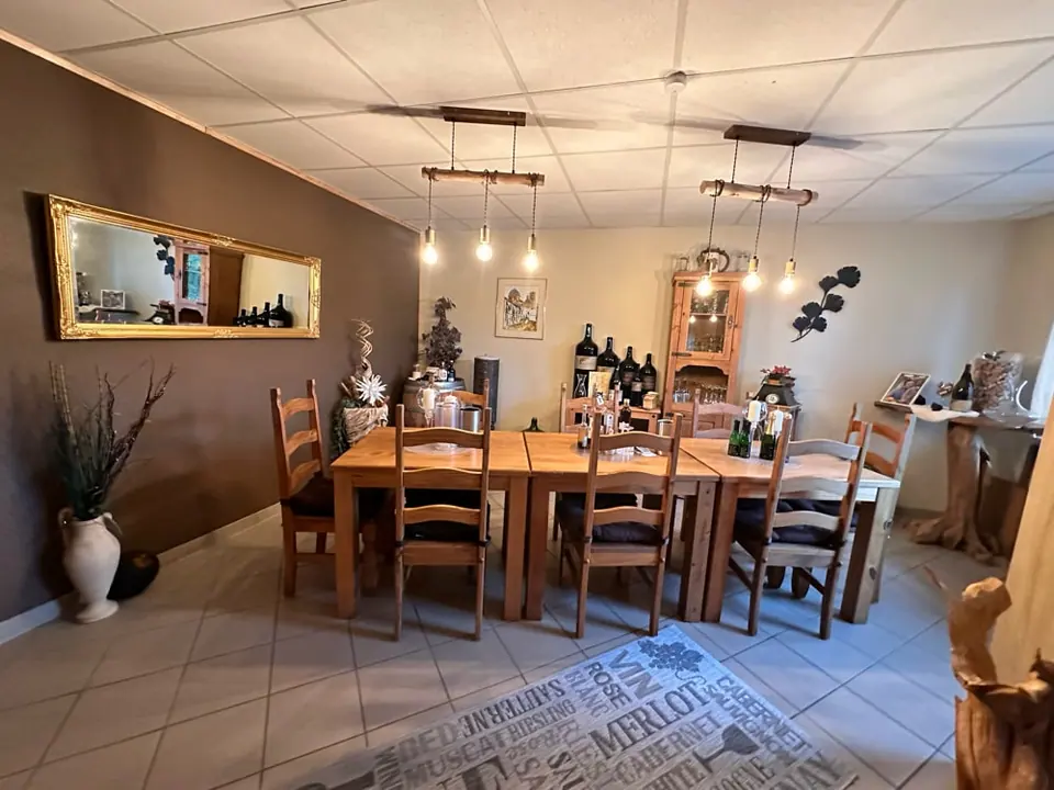 Weinregal und Sitzplätze in der Probierstube