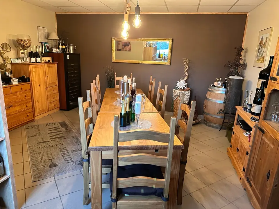 Die lange Tafel in der Weinprobierstube der Vinothek Pfundt