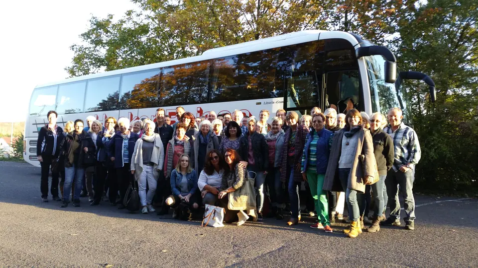 Reisegruppe der Vinothek Pfundt vor dem Bus auf der Weinfahrt 2016