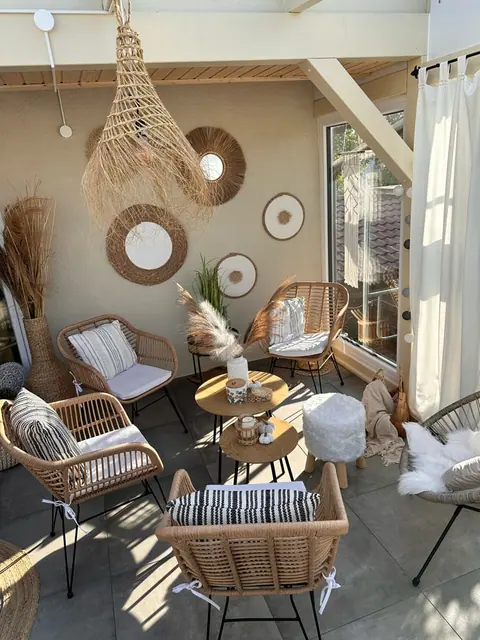 Wintergarten der Vinothek mit Rattanmöbeln